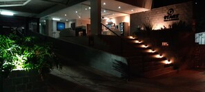 施設の正面 (日没後)