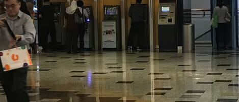 Geldautomat/Bank vor Ort