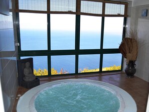 Indoor spa tub