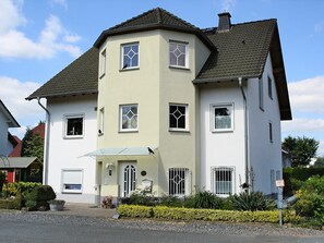 Stugans exteriör [sommar]