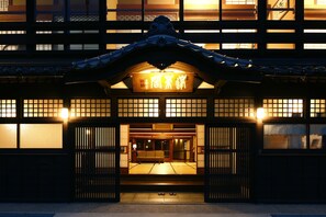 施設の正面 (日没後)