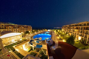 Voorkant accommodatie - avond/nacht