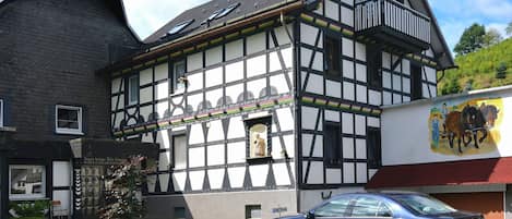 Außenseite Ferienhaus [Sommer]