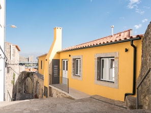 Vista frontal de la propiedad
