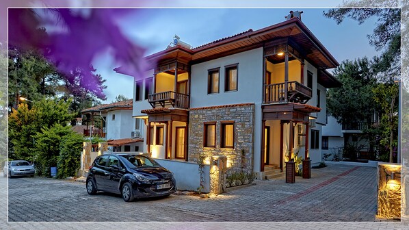 Façade de lâhĂ©bergement â soirĂ©e/nuit