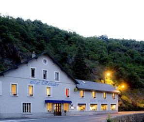 Façade de l’hébergement - soirée/nuit