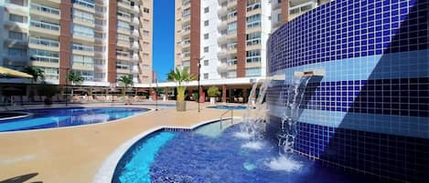 Piscina con cascata
