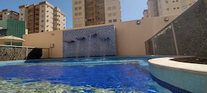 Pool med vattenfall