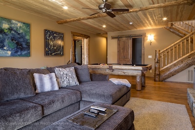 Luxury cabin & furniture - 2 Large Main Rooms, Pool Table, Theater Room