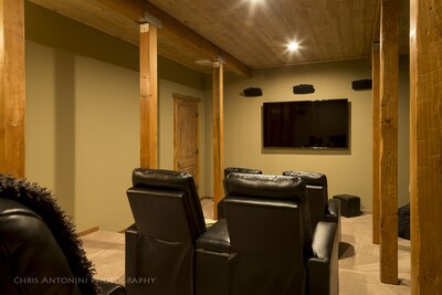 Luxury cabin & furniture - 2 Large Main Rooms, Pool Table, Theater Room