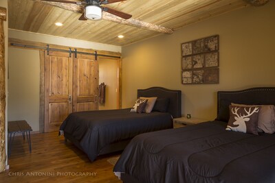 Luxury cabin & furniture - 2 Large Main Rooms, Pool Table, Theater Room