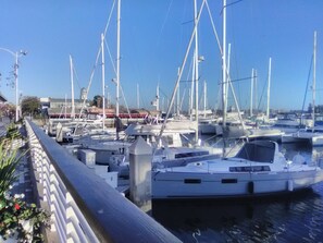 JACK LONDON SQUARE
OAKLAND CA DOWNTOWN AREA