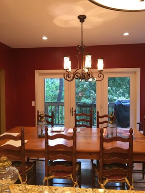 Dining area seats 10 
Dine with a riverview