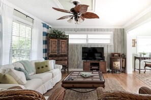 Living room with 50" flat screen TV. Free Wifi, Cable and Netflix. 