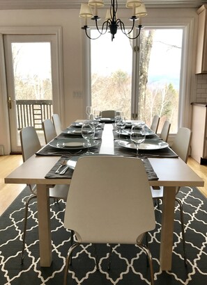 Enjoy your eat-in dining room next to the kitchen