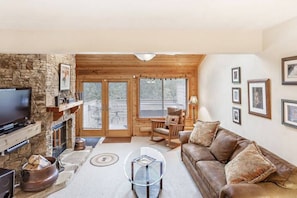 Living Room w/Queen Size Sleeper Sofa