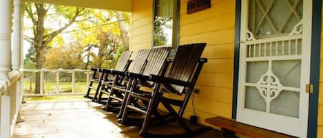 The welcoming front porch of the Kottage, come sit and enjoy the view