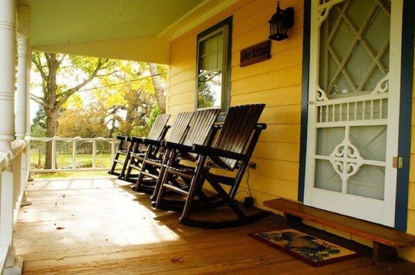 The welcoming front porch of the Kottage, come sit and enjoy the view