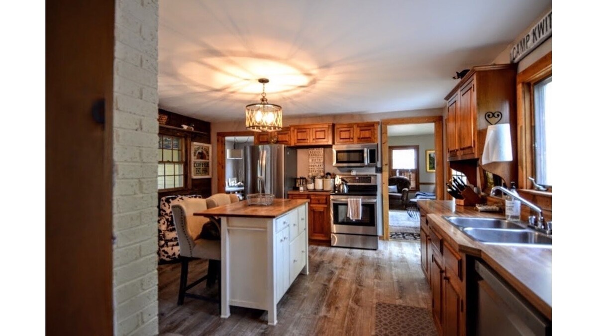 Quintessential farmhouse with hot tub, mountain views, sparkling clean, dogs ok