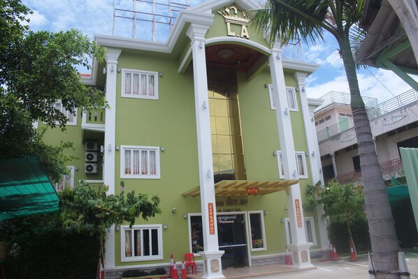Vista frontal de la propiedad