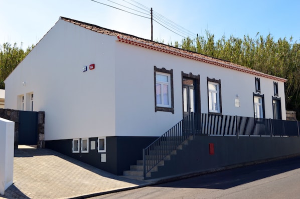 Vista frontal de la propiedad