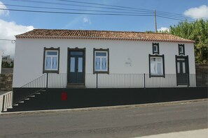 Vista frontal de la propiedad