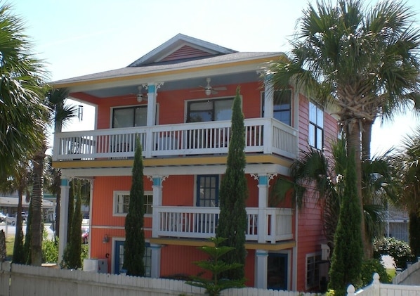 Coral House, east side
This apartment is on the ground floor and middle level.