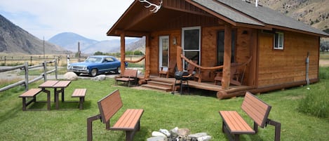 A nice fire pit and lawn furniture in the front yard of the Electric Peak Cabin