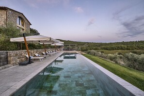 Brand new very large private infinity pool (66 x 13 ft)