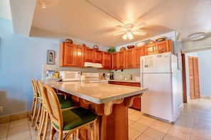Fully equipped kitchen with counter seating