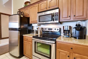Fully stocked Kitchen!