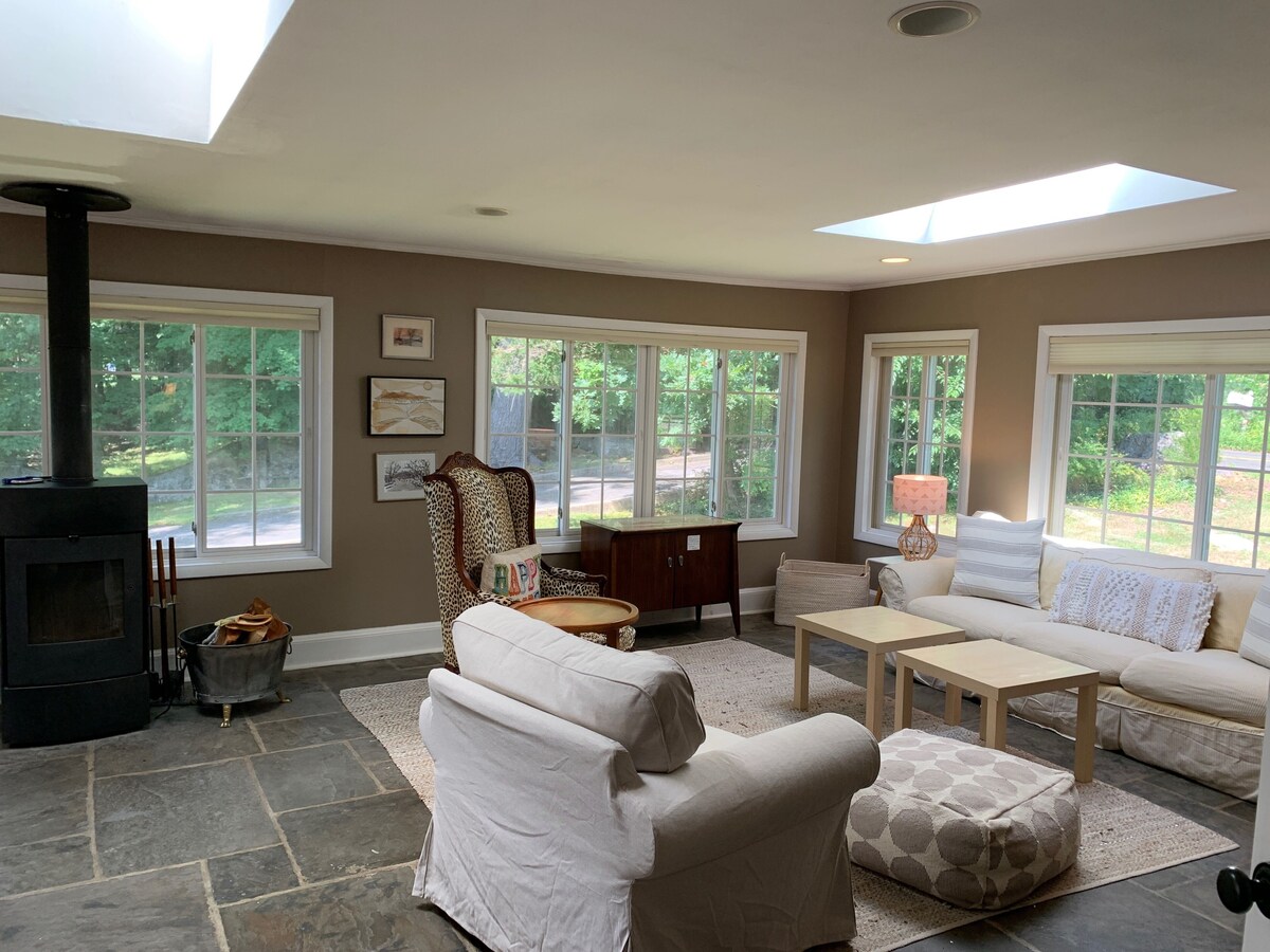 Bright Stylish Chic 4BR 4BA Home Pet Friendly!