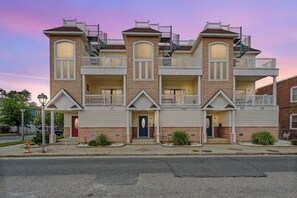❤️ Beautiful Exterior! Notice the Spiral Staircase to the Rooftop Deck!