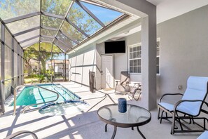 Beautiful pool with spa - watch the flat screen TV  by the pool