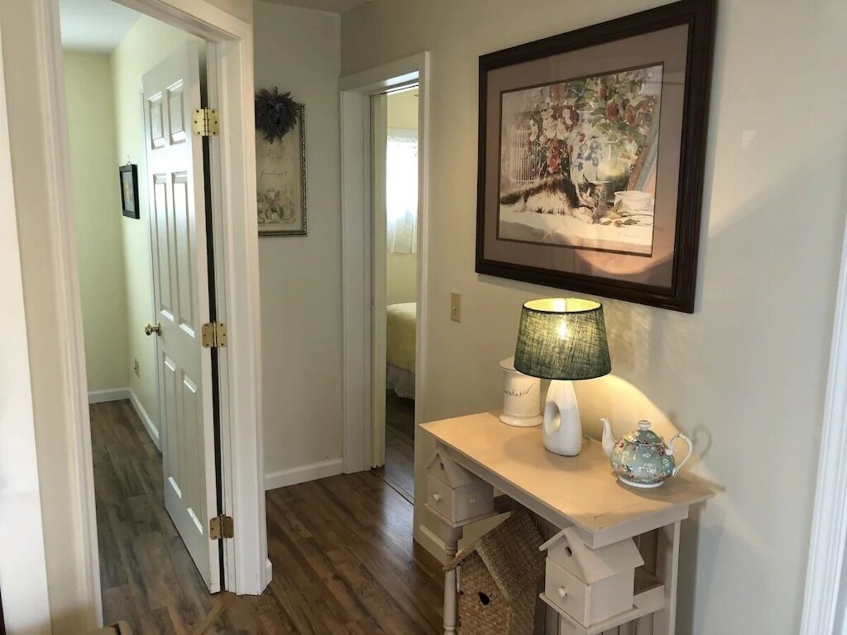 Anthony Beach-Seneca-Waterfront-Hot Tub-Wine Trail-Big Deck, Recently Updated-New Dock-Pets OK