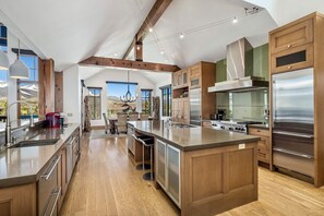 Chefs Kitchen! Wolf Appliances, 2 refrigerators, 2 dishwashers, fully stocked!