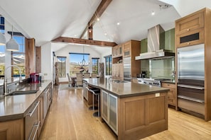 Chefs Kitchen! Wolf Appliances, 2 refrigerators, 2 dishwashers, fully stocked!