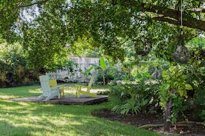 Well maintained common garden, relax area just hundred meters from downtown. 