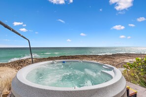 Oceanfront hot tub (always cleaned, refilled, heated & ready for you at check-in