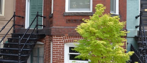 1890 Victorian on Capitol Hill at Eastern Market-Garden Suite