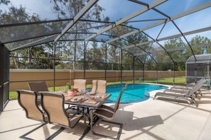 Private pool, enjoy the sun !