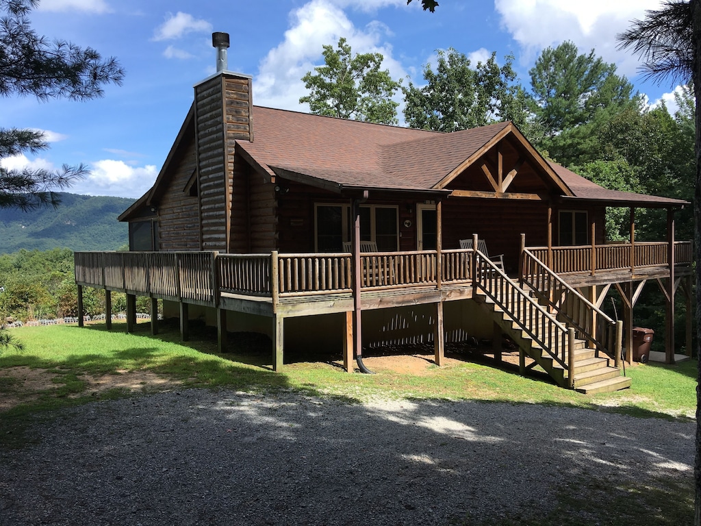 Secluded Wood Cabin-Amazing Mtn Views, Hot Tub, WiFi, Hendersonville