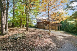 Circular driveway leading up to the cabin