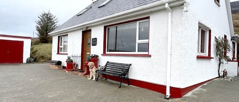 Urris Hillside cottage, plenty of parking, gated and fully fenced. Dog friendly.