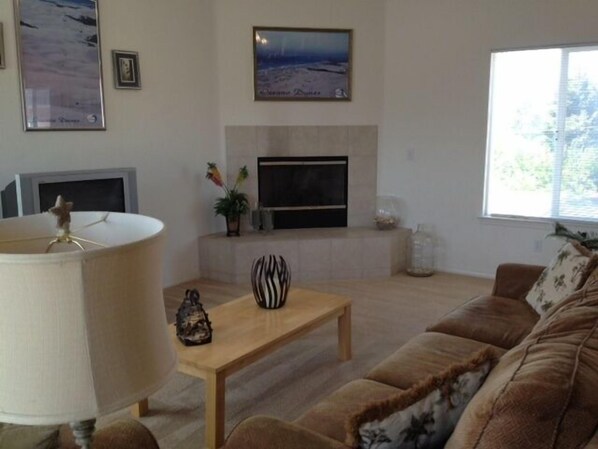 Spacious and comfortable living room with gas fireplace