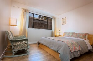 2nd bedroom with a queen size bed.