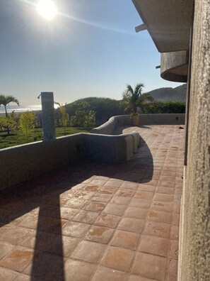 One of three outdoor showers, easy walk up from beach or pool