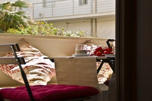 Veranda view with table and chairs