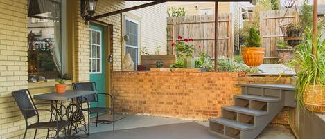 Lovely Entrance to the HIdeaway, with steps to the hottub.