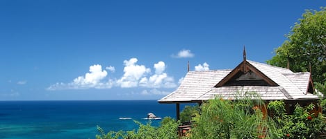 Romance: dramatically perched above the ocean with awesome views